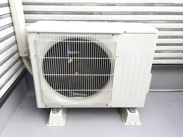 室内機と同一階のベランダ置き・大地置きに対応。