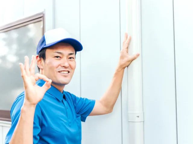 配管パイプ・連絡電線・ドレンホース を取り付けます。